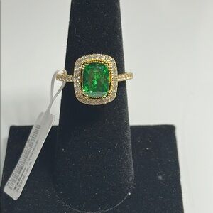 Elegant Green and Gold Ring